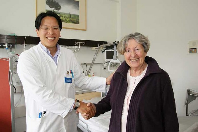 Eine Woche nach einem schweren Schlaganfall, bei dem die rechte Körperseite gelähmt und das Sprachzentrum stark geschädigt wurden, konnte Anni Reuter das Kreiskrankenhaus Bergstraße schon wieder verlassen. Ein Dank ging an Dr. Soehendra, Neurologe.
